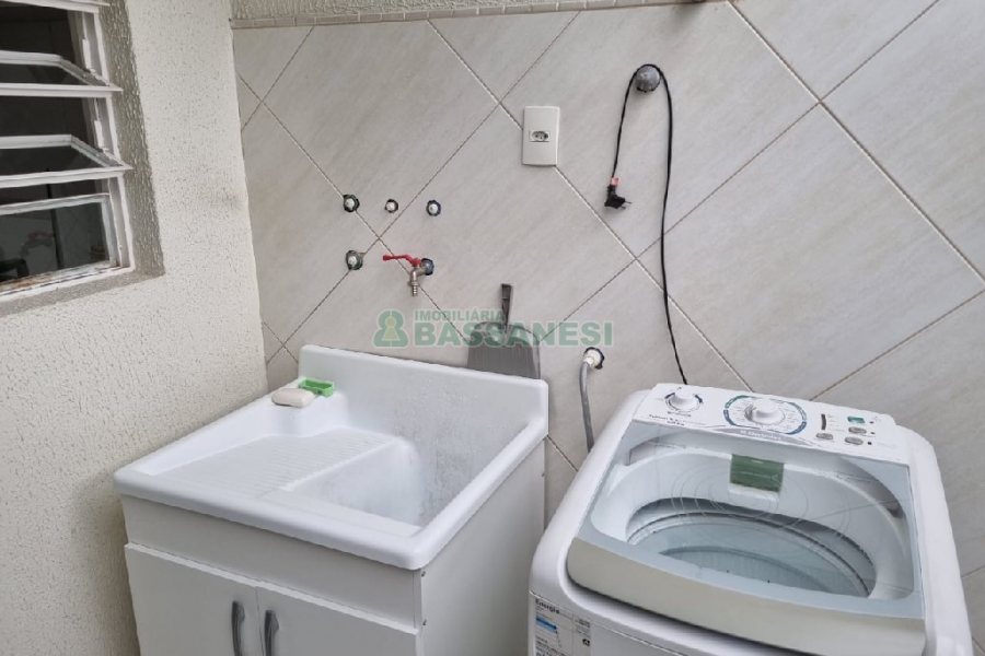 Sobrado com 49m², 2 dormitórios, 2 vagas, no bairro Marechal Floriano em Caxias do Sul para Comprar