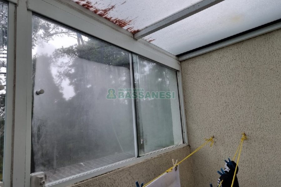 Sobrado com 49m², 2 dormitórios, 2 vagas, no bairro Marechal Floriano em Caxias do Sul para Comprar