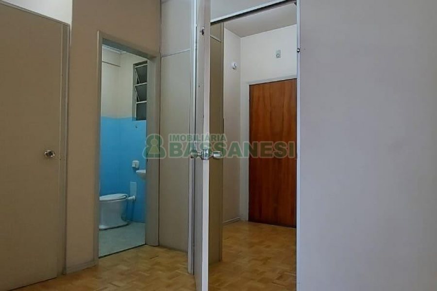 Sala com 70m², no bairro Centro em Caxias do Sul para Alugar