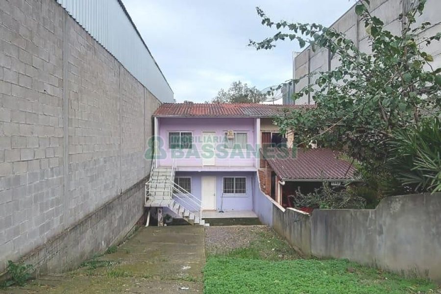 Sobrado com 54m², 2 dormitórios, 2 vagas, no bairro São Caetano em Caxias do Sul para Comprar