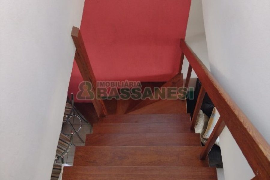 Sobrado com 86m², 3 dormitórios, 2 vagas, no bairro Santa Catarina em Caxias do Sul para Comprar