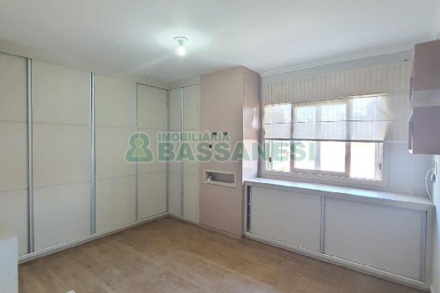 Sobrado com 84m², 2 dormitórios, 1 vaga, no bairro Desvio Rizzo em Caxias do Sul para Comprar