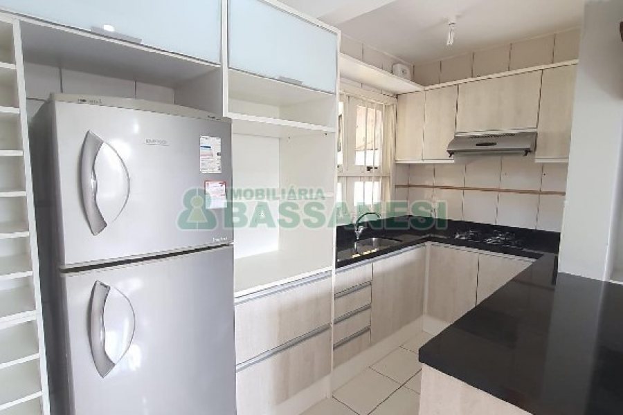 Sobrado com 84m², 2 dormitórios, 1 vaga, no bairro Desvio Rizzo em Caxias do Sul para Comprar