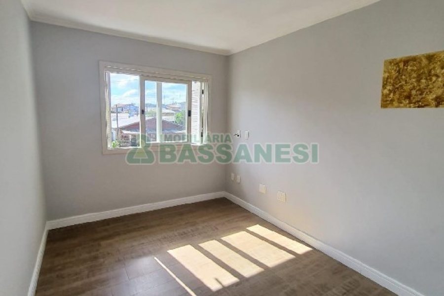 Sobrado com 84m², 2 dormitórios, 1 vaga, no bairro Desvio Rizzo em Caxias do Sul para Comprar