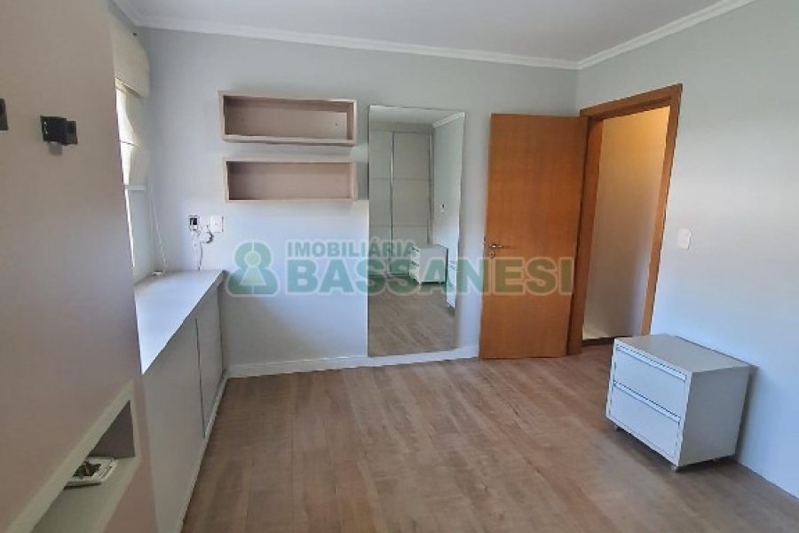 Sobrado com 84m², 2 dormitórios, 1 vaga, no bairro Desvio Rizzo em Caxias do Sul para Comprar