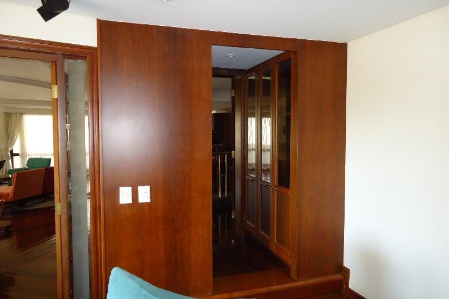 Apto Mobiliado com 600m², 3 dormitórios, 4 vagas, no bairro Centro em Caxias do Sul para Comprar