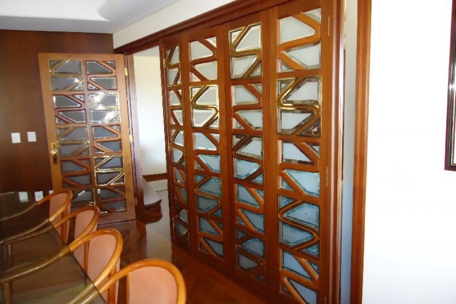 Apto Mobiliado com 600m², 3 dormitórios, 4 vagas, no bairro Centro em Caxias do Sul para Comprar