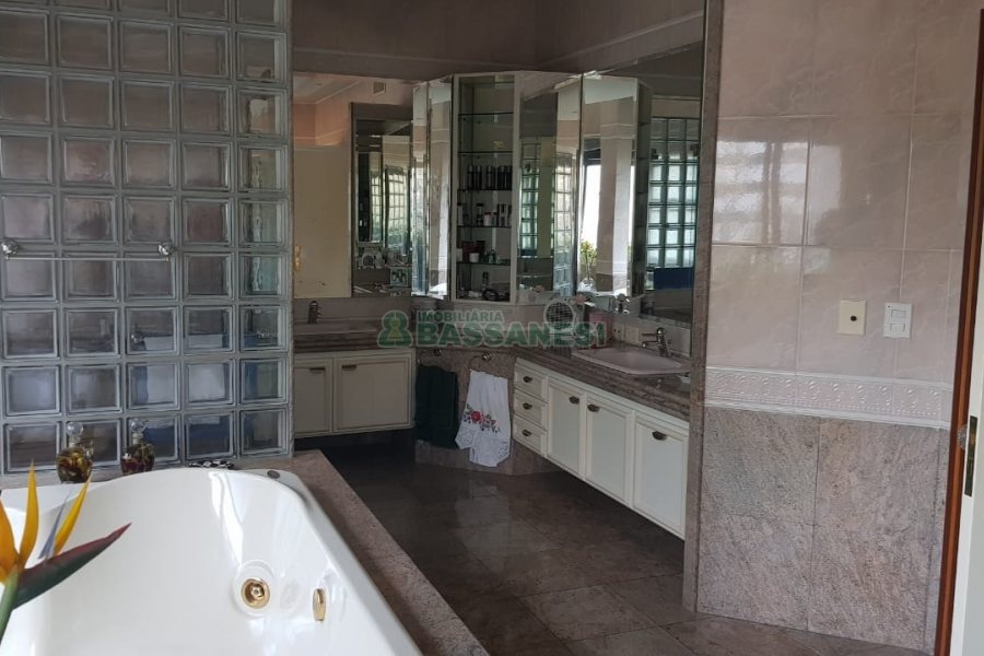 Apto Mobiliado com 600m², 3 dormitórios, 4 vagas, no bairro Centro em Caxias do Sul para Comprar