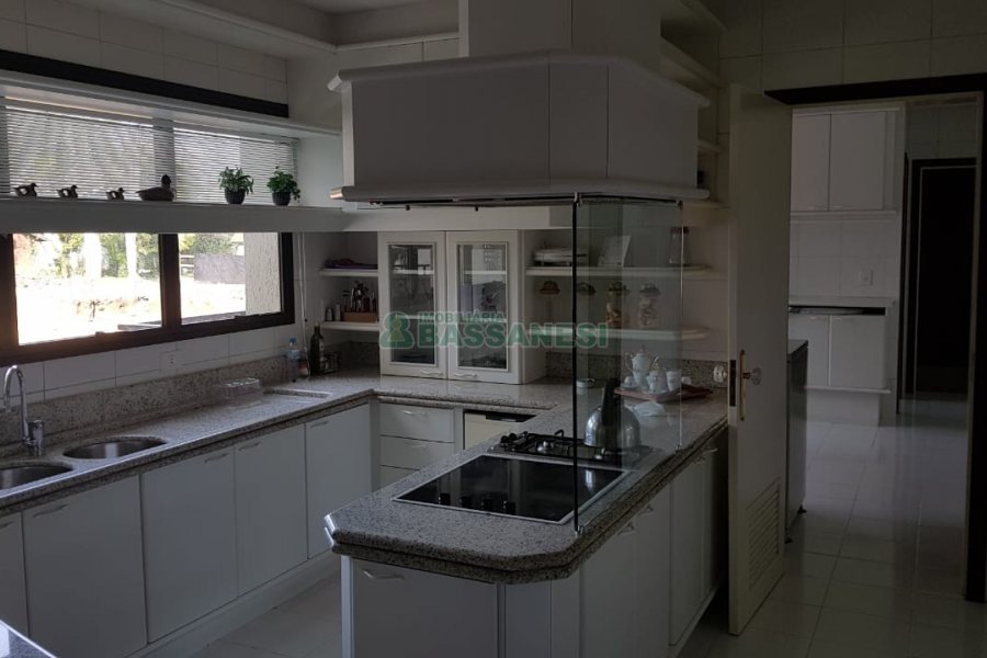 Apto Mobiliado com 600m², 3 dormitórios, 4 vagas, no bairro Centro em Caxias do Sul para Comprar