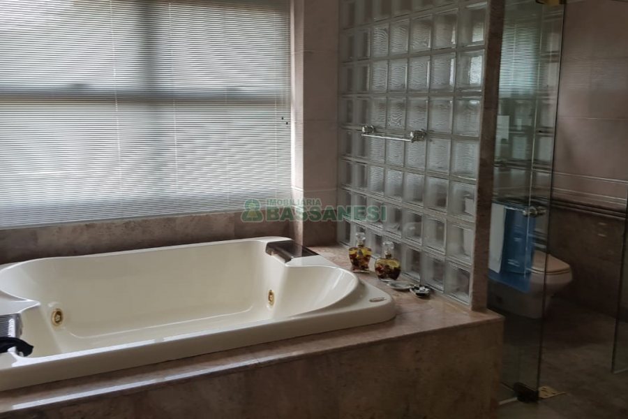 Apto Mobiliado com 600m², 3 dormitórios, 4 vagas, no bairro Centro em Caxias do Sul para Comprar