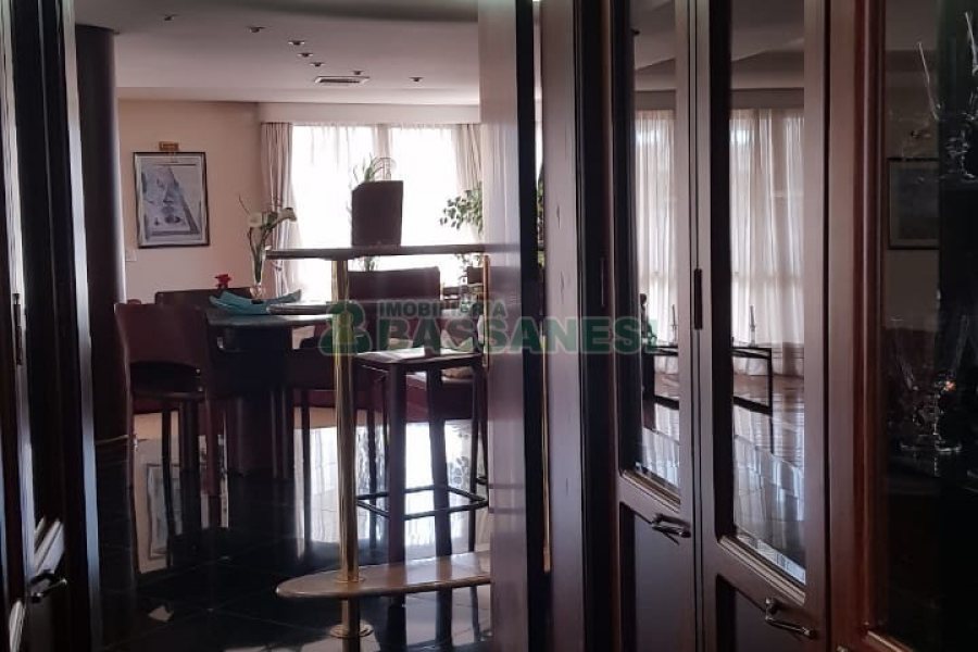 Apto Mobiliado com 600m², 3 dormitórios, 4 vagas, no bairro Centro em Caxias do Sul para Comprar