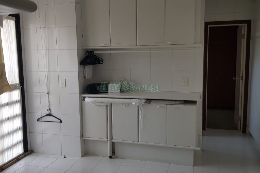 Apto Mobiliado com 600m², 3 dormitórios, 4 vagas, no bairro Centro em Caxias do Sul para Comprar