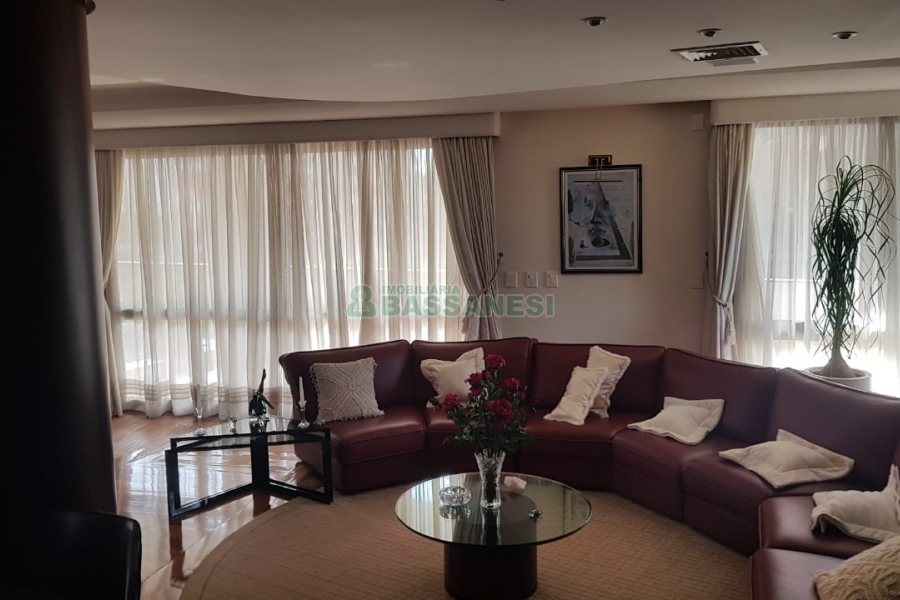 Apto Mobiliado com 600m², 3 dormitórios, 4 vagas, no bairro Centro em Caxias do Sul para Comprar