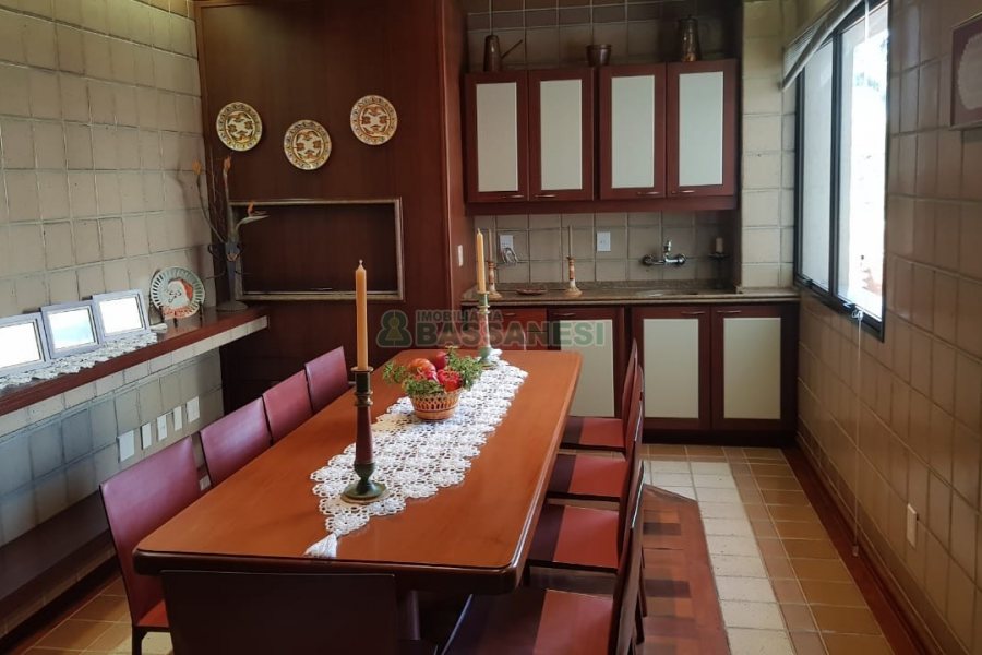 Apto Mobiliado com 600m², 3 dormitórios, 4 vagas, no bairro Centro em Caxias do Sul para Comprar