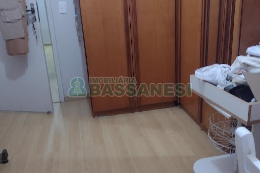 Casa com 400m², 5 dormitórios, 5 vagas, no bairro Desvio Rizzo em Caxias do Sul para Comprar
