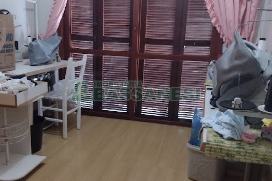 Casa com 400m², 5 dormitórios, 5 vagas, no bairro Desvio Rizzo em Caxias do Sul para Comprar