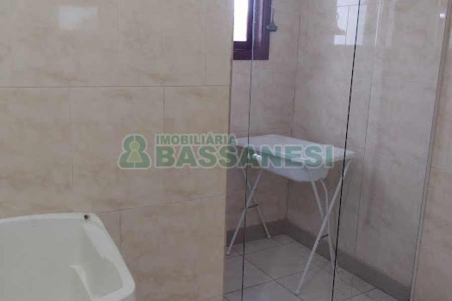 Casa com 400m², 5 dormitórios, 5 vagas, no bairro Desvio Rizzo em Caxias do Sul para Comprar
