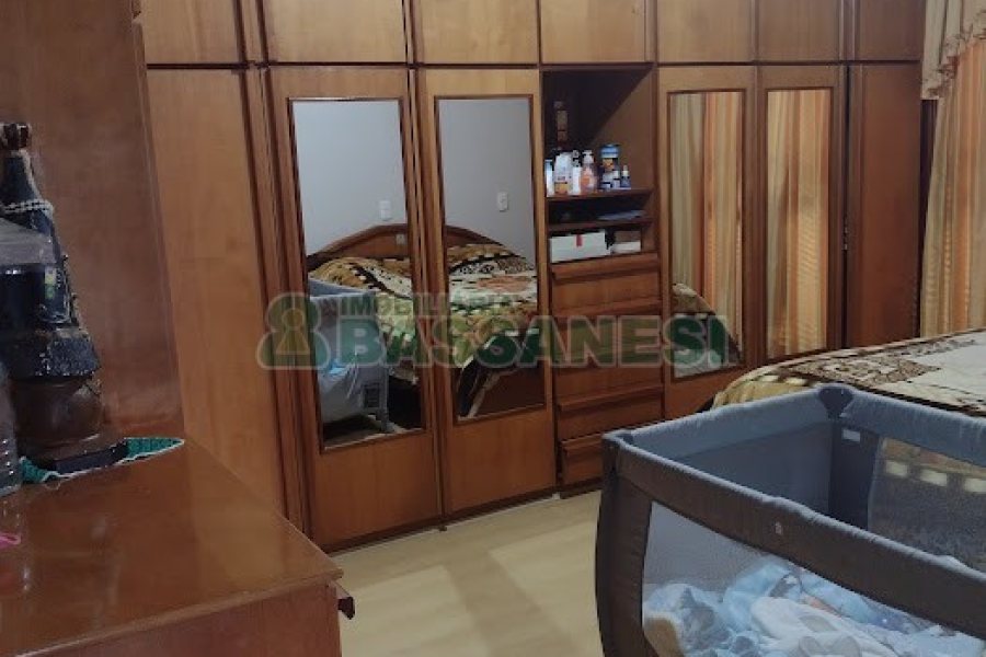 Casa com 400m², 5 dormitórios, 5 vagas, no bairro Desvio Rizzo em Caxias do Sul para Comprar