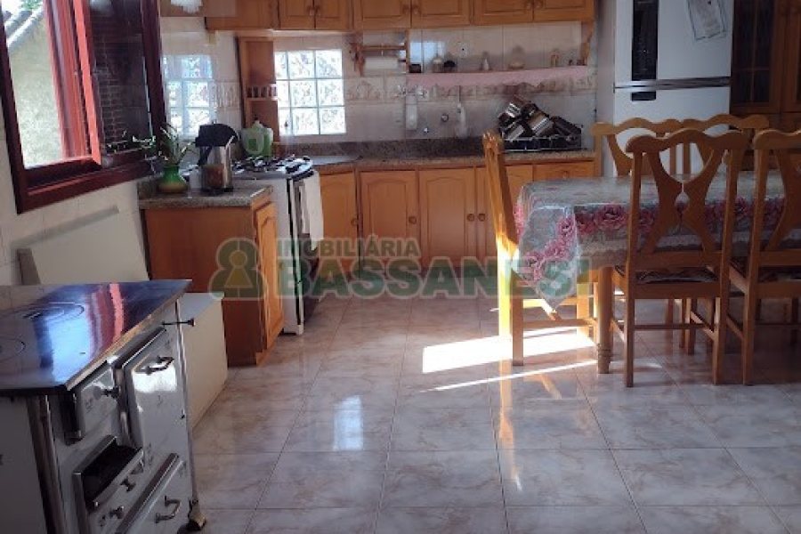 Casa com 400m², 5 dormitórios, 5 vagas, no bairro Desvio Rizzo em Caxias do Sul para Comprar