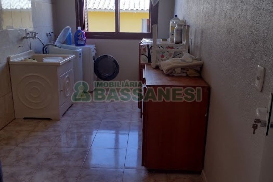 Casa com 400m², 5 dormitórios, 5 vagas, no bairro Desvio Rizzo em Caxias do Sul para Comprar