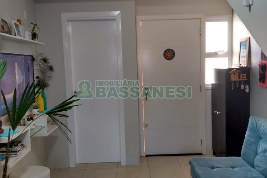 Sobrado com 62m², 2 dormitórios, 1 vaga, no bairro Esplanada em Caxias do Sul para Comprar