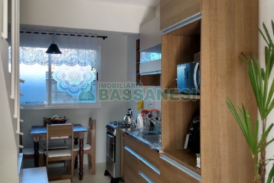 Sobrado com 62m², 2 dormitórios, 1 vaga, no bairro Esplanada em Caxias do Sul para Comprar