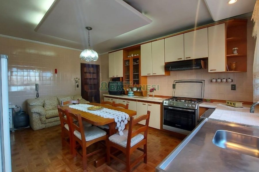 Apto Mobiliado com 132m², 3 dormitórios, 1 vaga, no bairro Centro em Caxias do Sul para Alugar