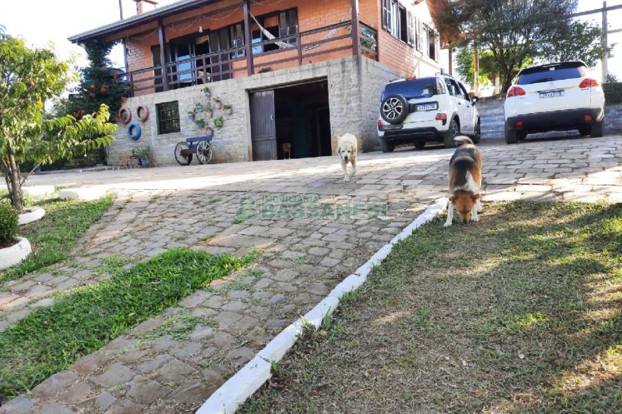 Chácara com 180m², 4 dormitórios, 2 vagas, no bairro Apanhador em Caxias do Sul para Comprar