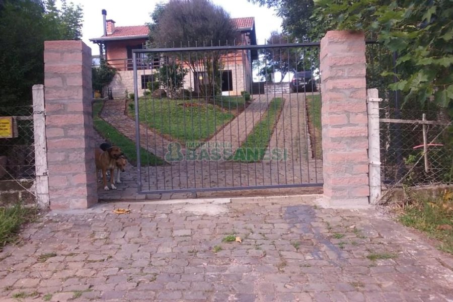 Chácara com 180m², 4 dormitórios, 2 vagas, no bairro Apanhador em Caxias do Sul para Comprar