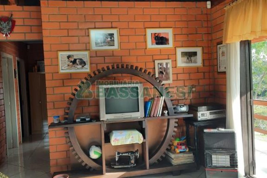 Chácara com 180m², 4 dormitórios, 2 vagas, no bairro Apanhador em Caxias do Sul para Comprar