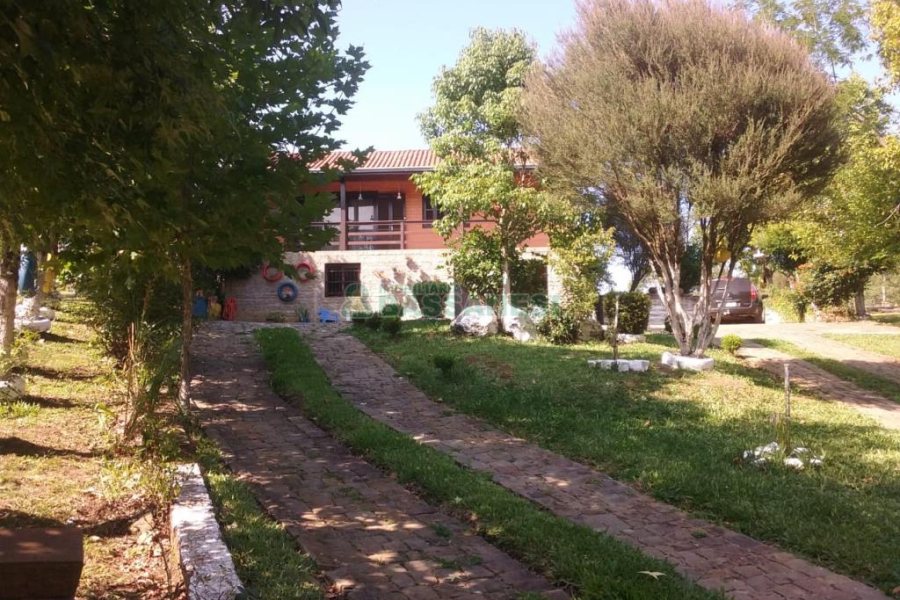 Chácara com 180m², 4 dormitórios, 2 vagas, no bairro Apanhador em Caxias do Sul para Comprar
