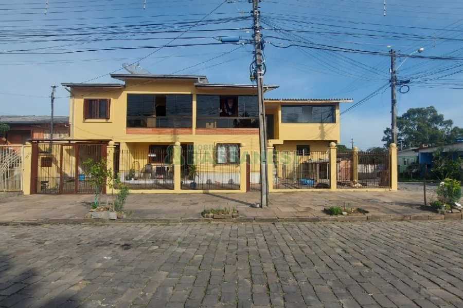 Casa com 274m², 8 dormitórios, 3 vagas, no bairro Santa Fé em Caxias do Sul para Comprar