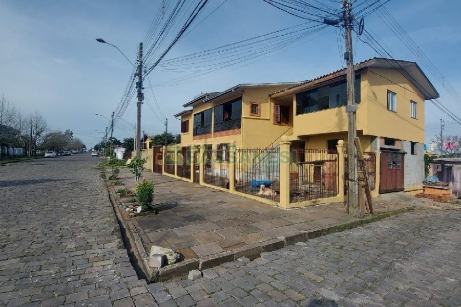 Casa com 274m², 8 dormitórios, 3 vagas, no bairro Santa Fé em Caxias do Sul para Comprar