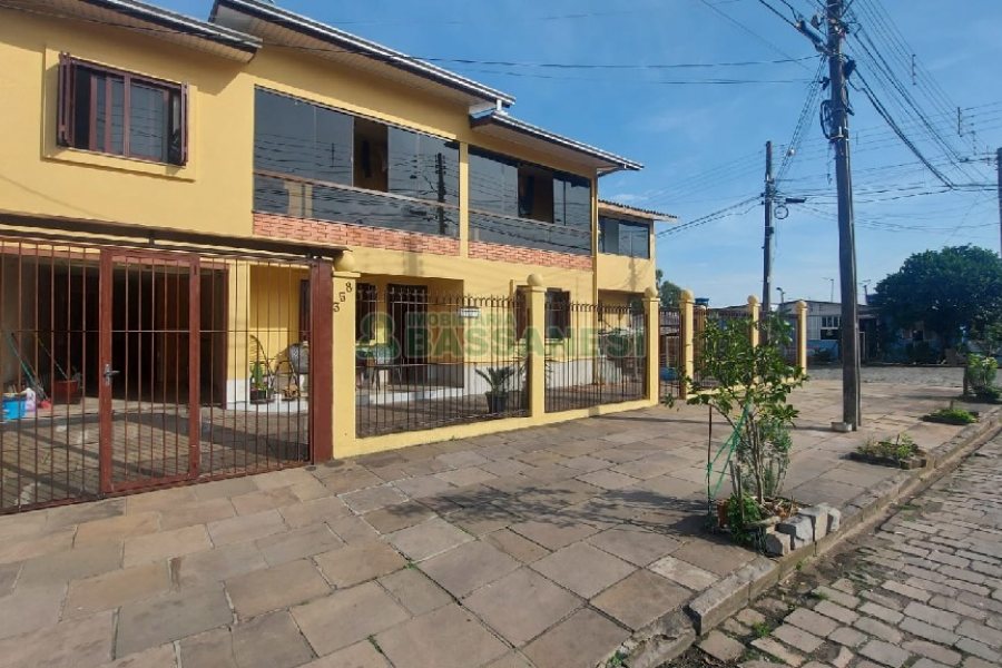 Casa com 274m², 8 dormitórios, 3 vagas, no bairro Santa Fé em Caxias do Sul para Comprar