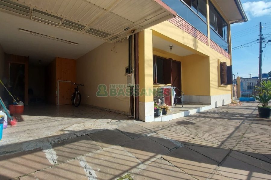 Casa com 274m², 8 dormitórios, 3 vagas, no bairro Santa Fé em Caxias do Sul para Comprar