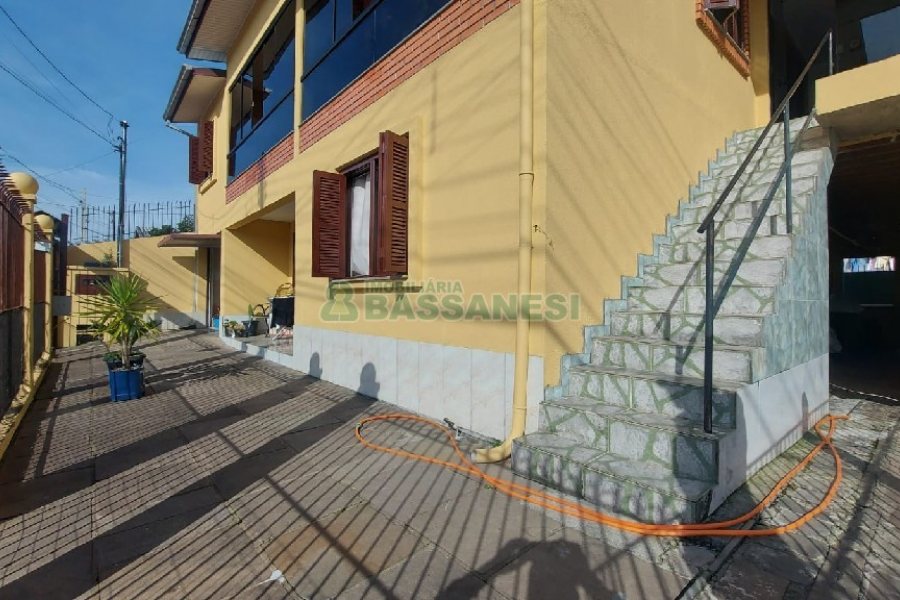 Casa com 274m², 8 dormitórios, 3 vagas, no bairro Santa Fé em Caxias do Sul para Comprar