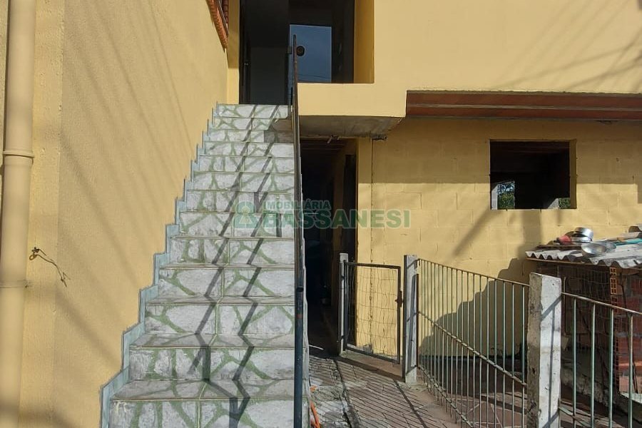 Casa com 274m², 8 dormitórios, 3 vagas, no bairro Santa Fé em Caxias do Sul para Comprar
