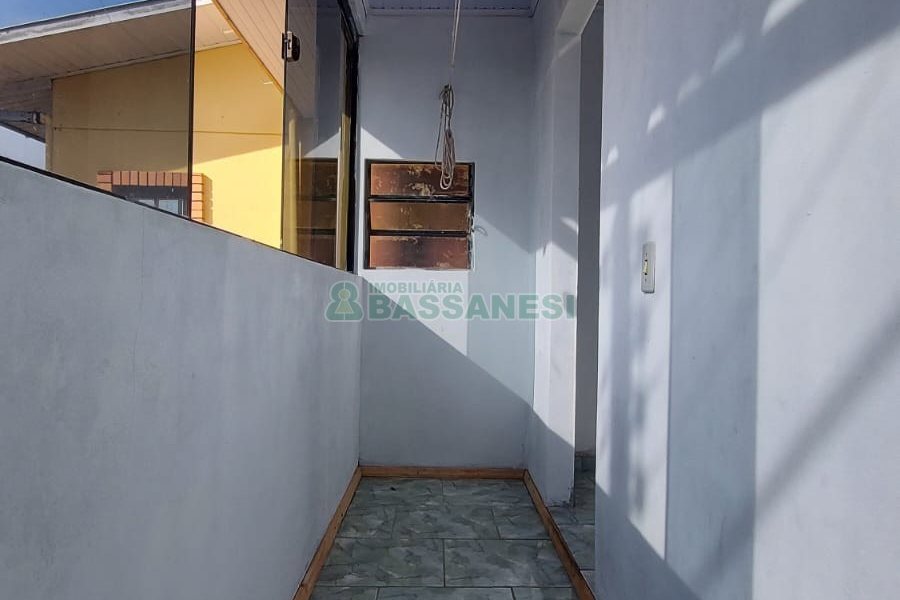 Casa com 274m², 8 dormitórios, 3 vagas, no bairro Santa Fé em Caxias do Sul para Comprar