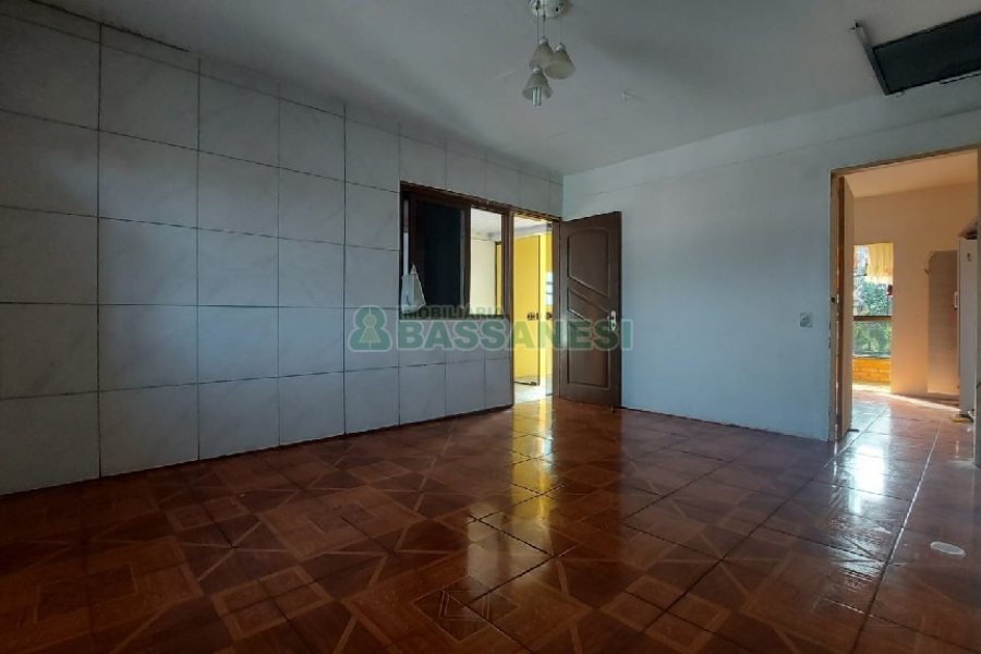 Casa com 274m², 8 dormitórios, 3 vagas, no bairro Santa Fé em Caxias do Sul para Comprar