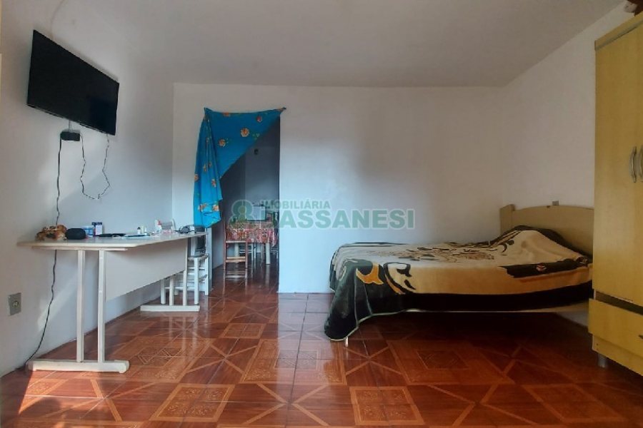 Casa com 274m², 8 dormitórios, 3 vagas, no bairro Santa Fé em Caxias do Sul para Comprar