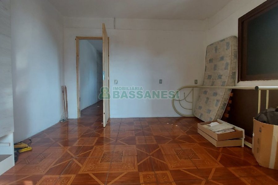 Casa com 274m², 8 dormitórios, 3 vagas, no bairro Santa Fé em Caxias do Sul para Comprar