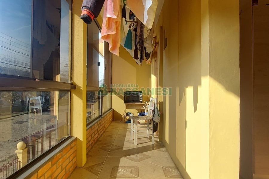 Casa com 274m², 8 dormitórios, 3 vagas, no bairro Santa Fé em Caxias do Sul para Comprar