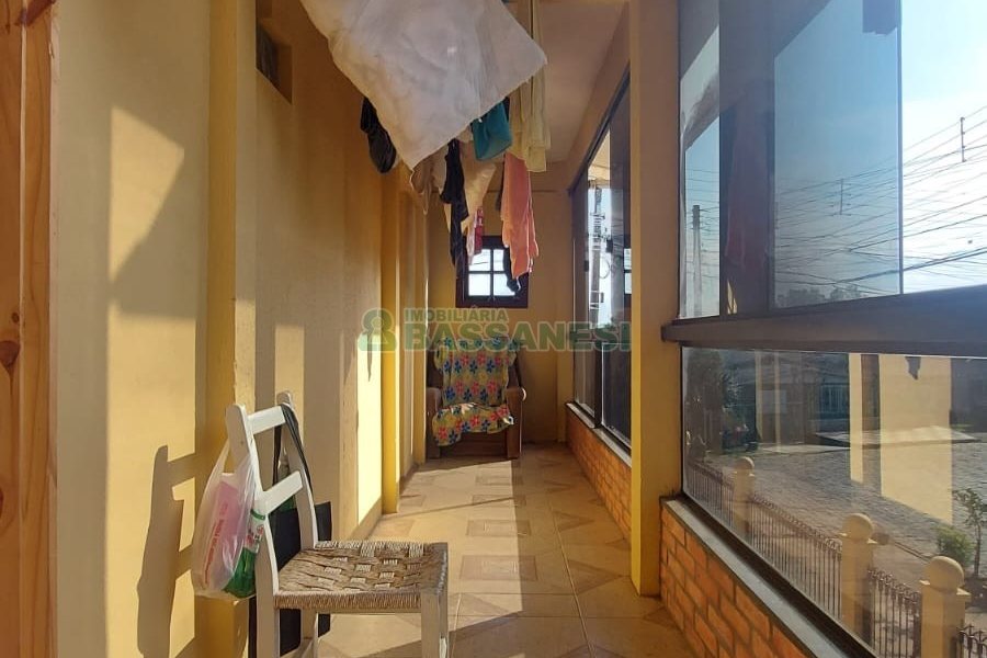 Casa com 274m², 8 dormitórios, 3 vagas, no bairro Santa Fé em Caxias do Sul para Comprar