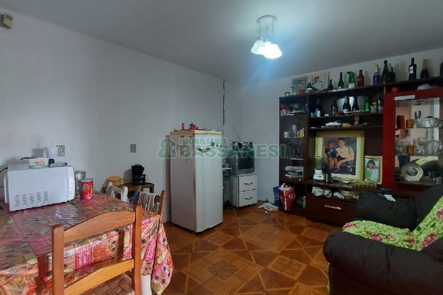 Casa com 274m², 8 dormitórios, 3 vagas, no bairro Santa Fé em Caxias do Sul para Comprar