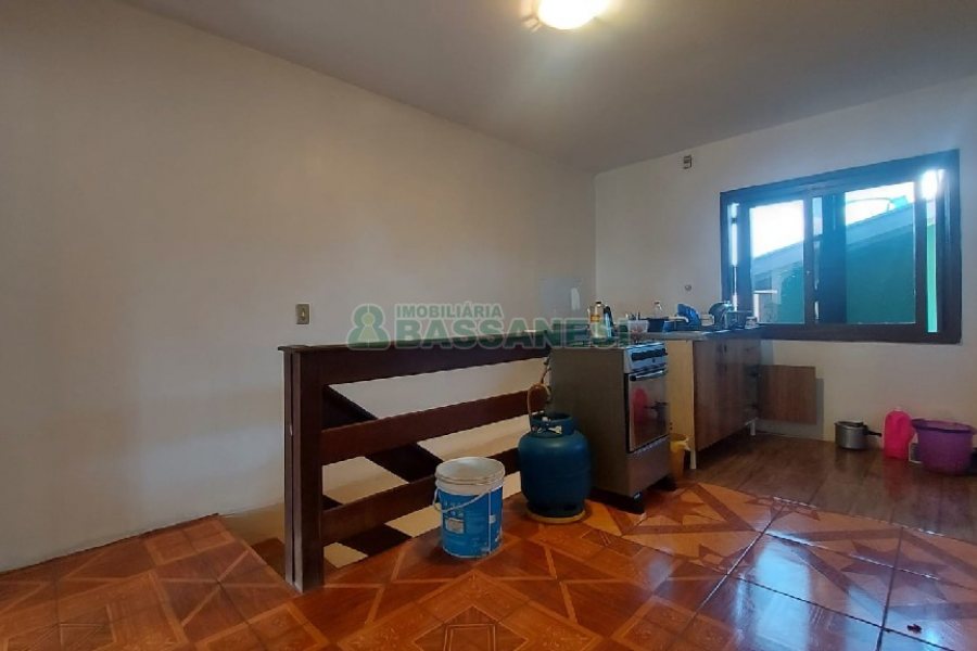 Casa com 274m², 8 dormitórios, 3 vagas, no bairro Santa Fé em Caxias do Sul para Comprar