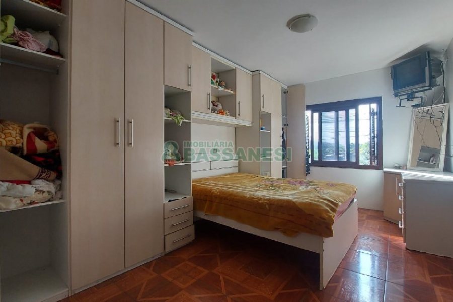 Casa com 274m², 8 dormitórios, 3 vagas, no bairro Santa Fé em Caxias do Sul para Comprar