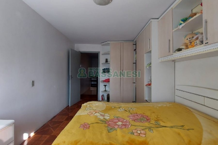 Casa com 274m², 8 dormitórios, 3 vagas, no bairro Santa Fé em Caxias do Sul para Comprar