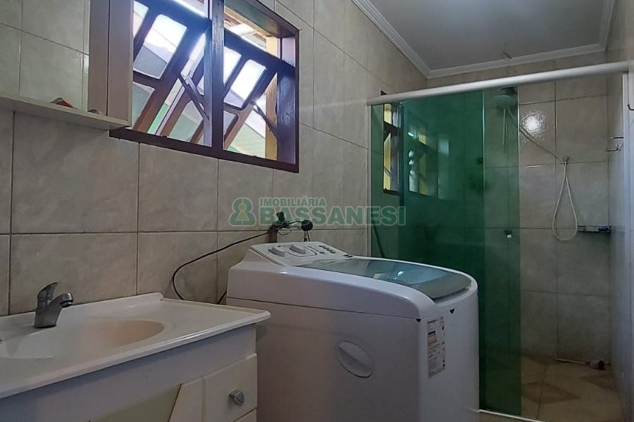 Casa com 274m², 8 dormitórios, 3 vagas, no bairro Santa Fé em Caxias do Sul para Comprar