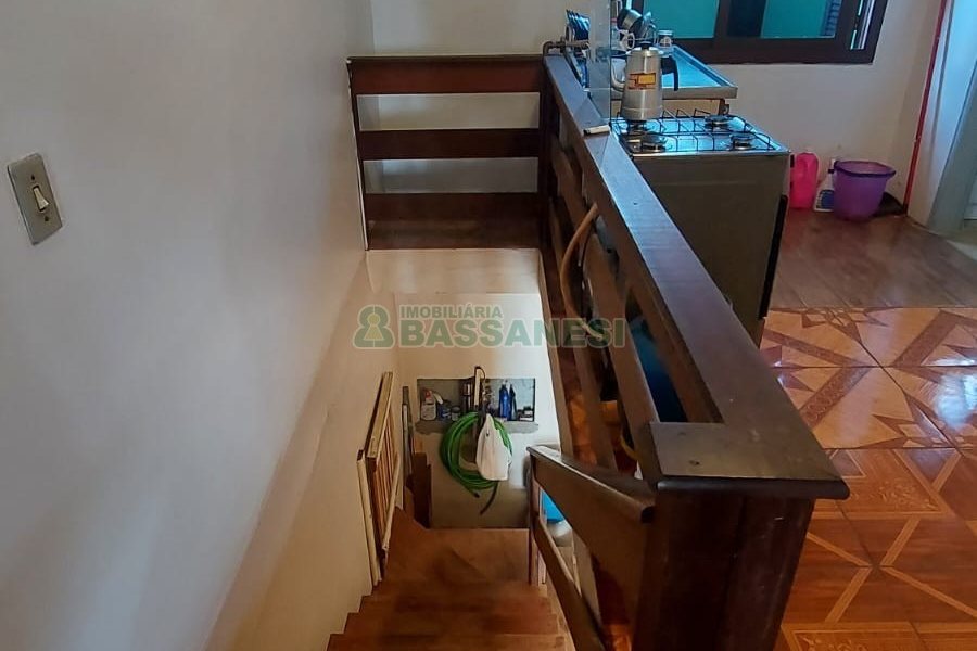 Casa com 274m², 8 dormitórios, 3 vagas, no bairro Santa Fé em Caxias do Sul para Comprar