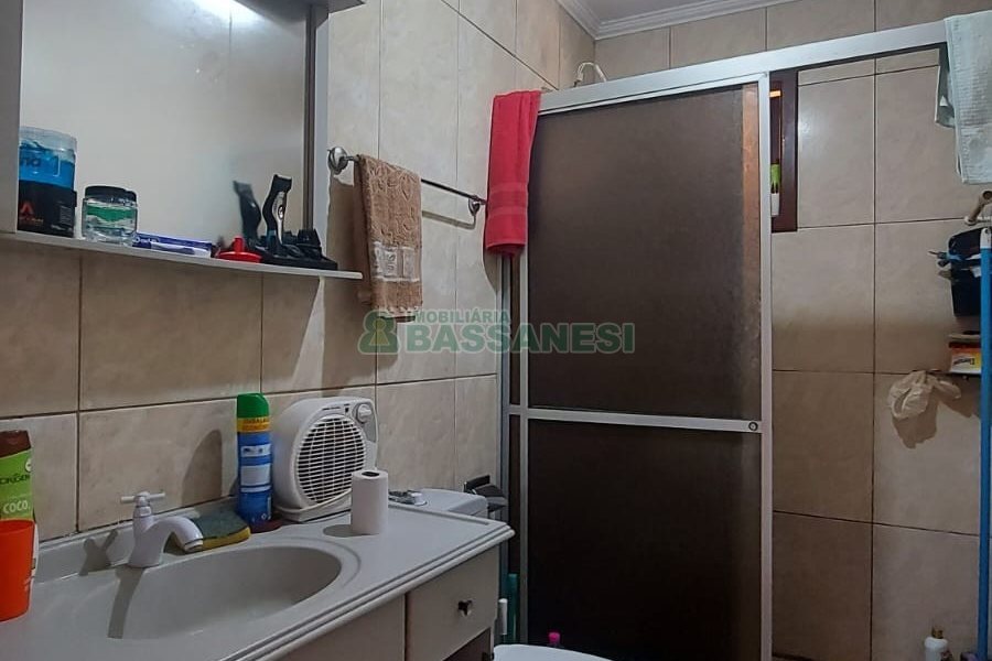 Casa com 274m², 8 dormitórios, 3 vagas, no bairro Santa Fé em Caxias do Sul para Comprar